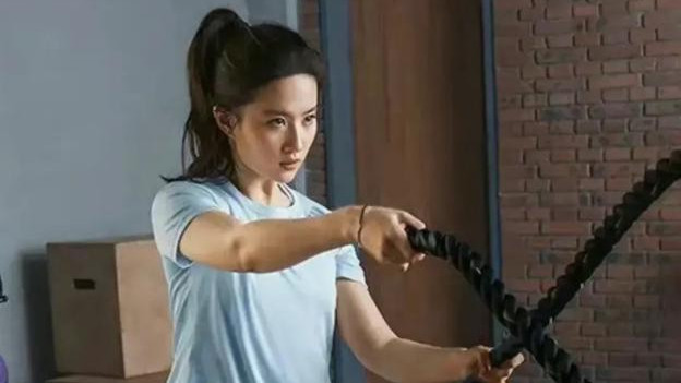 网友健身房偶遇刘亦菲：夜里11点还在健身，又高又瘦颜值亮眼
