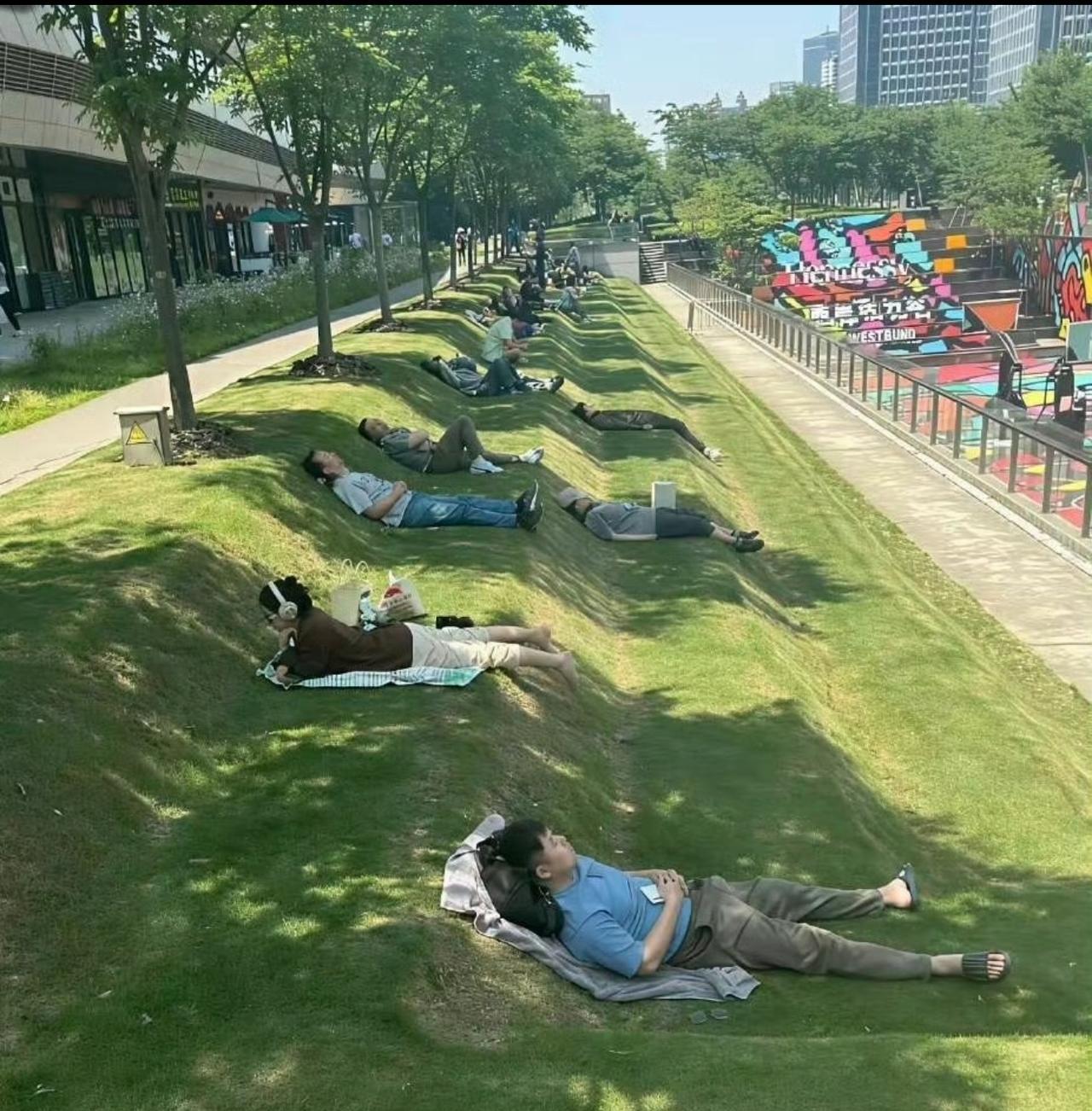 #职场午睡# #草坪# #工位午睡躺椅#