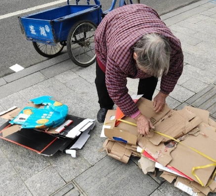 “谁的错？”浙江慈溪，一8旬老太未经允许从别人三轮车里翻废品，车辆突然启动，老太
