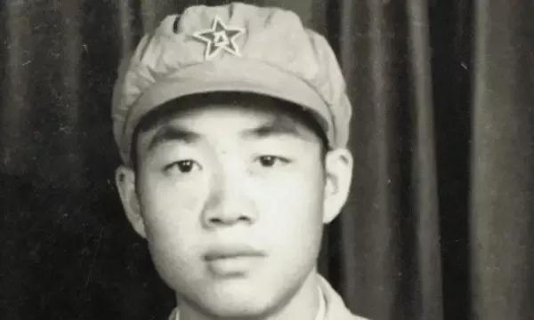 1951年，朝鲜战场，一新兵正擦大炮，突然瞅见，美军阵地有顶奇怪的帐篷，他咬牙跺