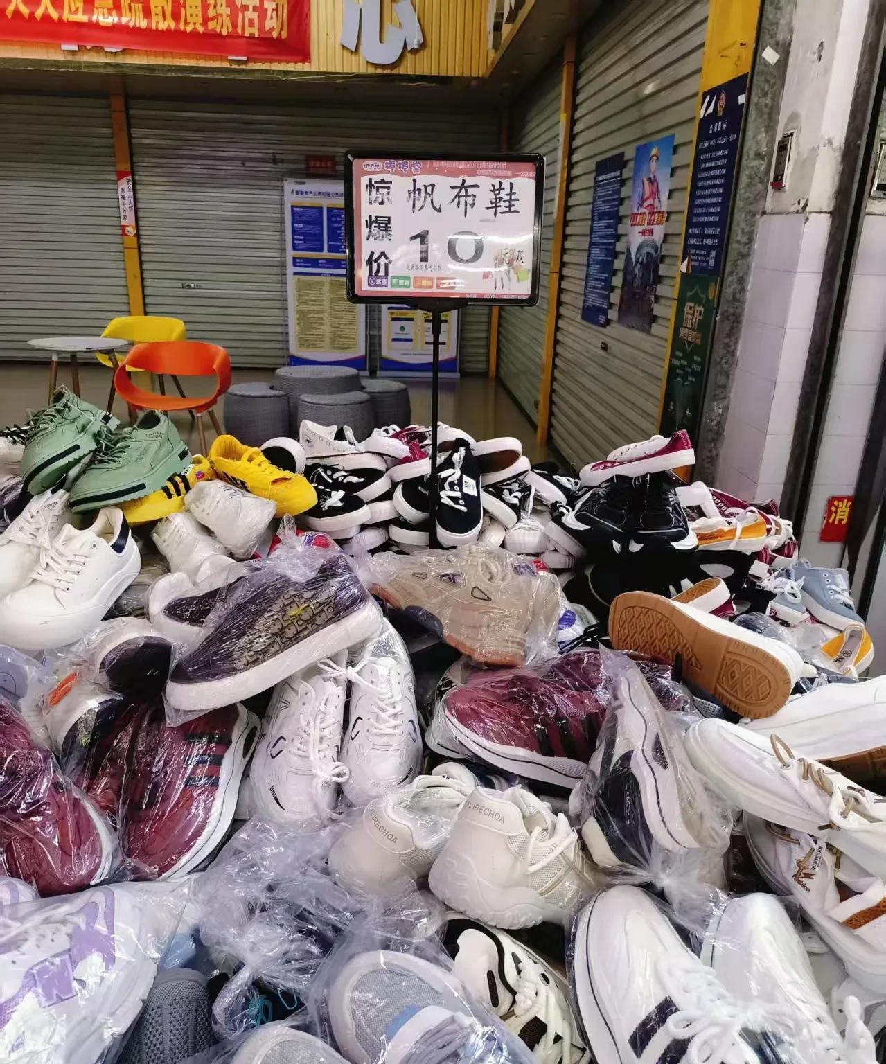 身上一有200块钱，我就飘了。
今天早上收到了200块钱的稿费，再加上手机的一些
