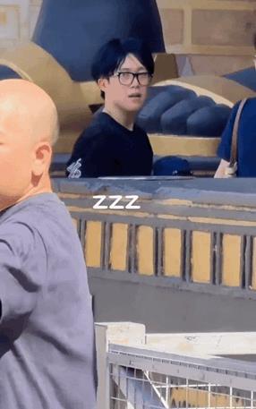 终于看到王楚钦戴眼镜的正面照了。
头哥在新加坡环球影城玩的时候戴着眼镜，清晰的正
