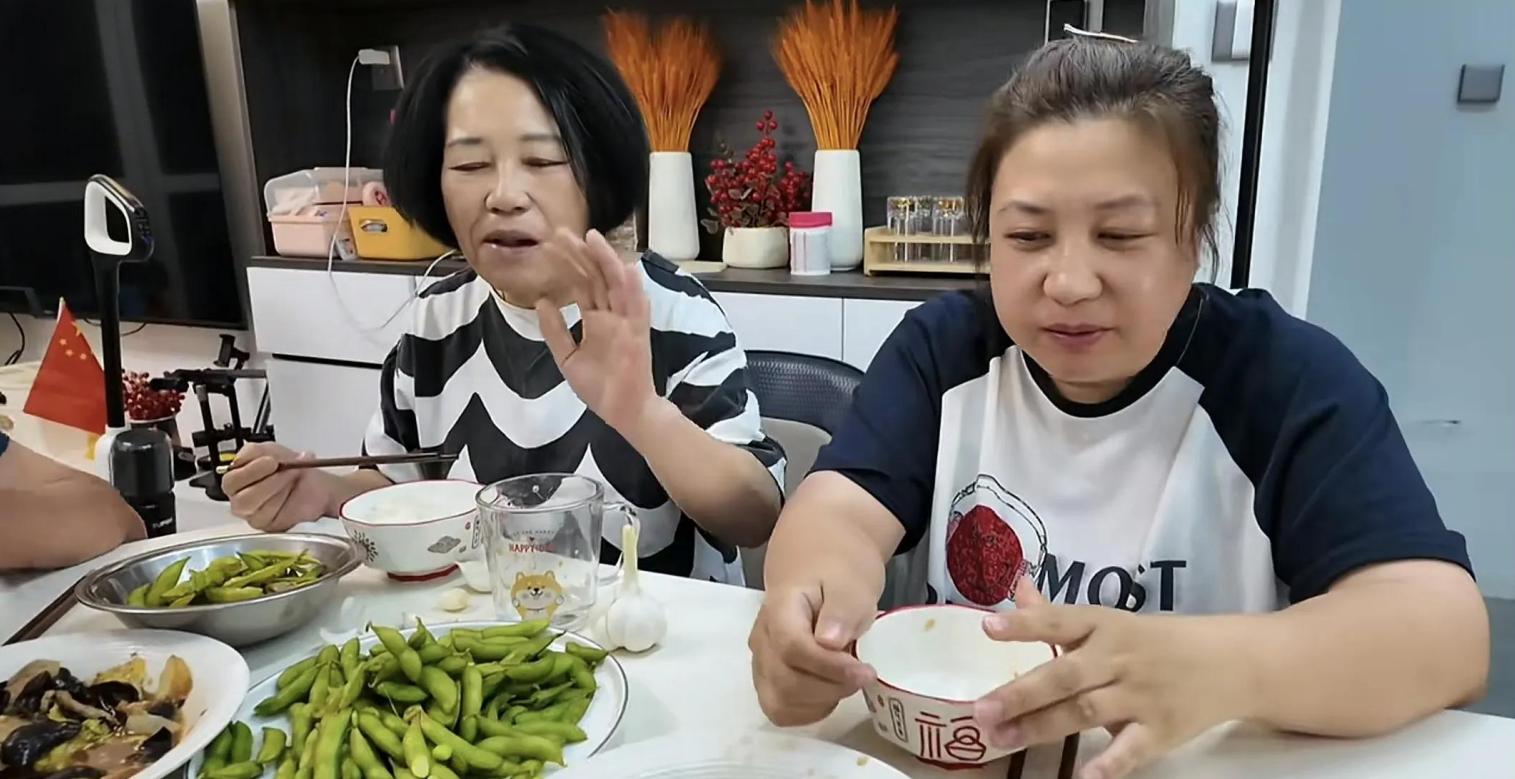 胖妞妈妈直播唠嗑，聊起女儿的婚事，很着急。  



这位母亲在直播中坦言，女儿