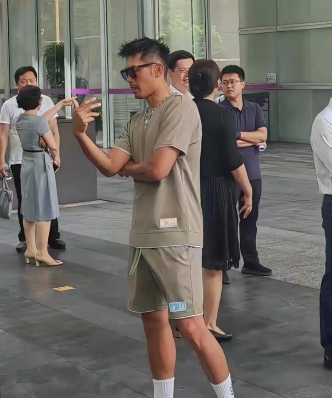 没想到林丹退疫这么多年，身材还保持得这样好，不论是侧颜还是正脸都帅极了，酷毙了，