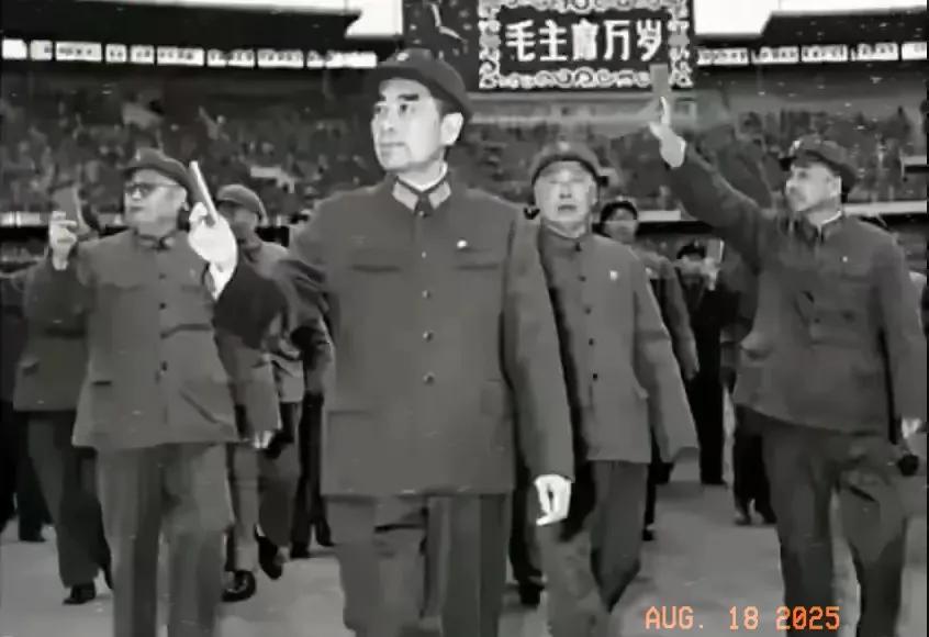珍贵的一张黑白老照片。
那个年代的珍贵照片，周恩来总理身穿六五式军装，看上去是那