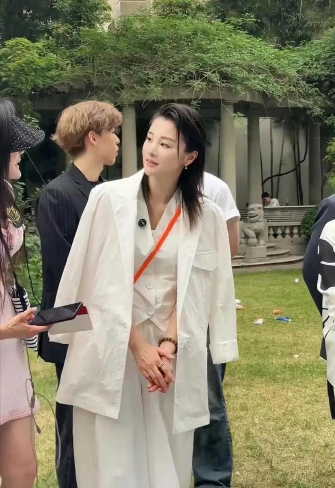 陈龙二儿子小葫芦首次T台走秀，母亲章龄之亲自指导，表现优异获法国总领事合影，此次