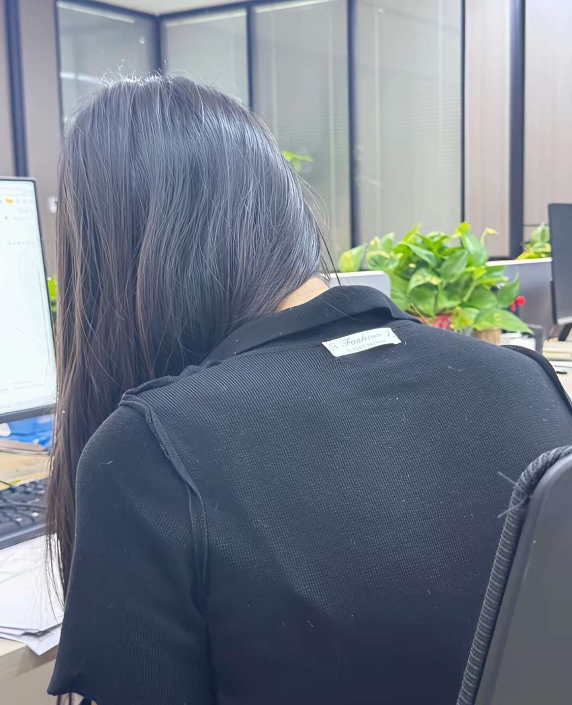 刚去财务室报销，看到出纳的衣服穿反了。该怎样委婉地提醒她一下呢？