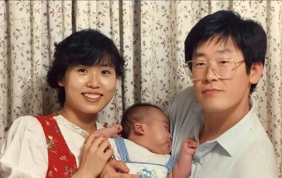 这两口子年轻的时候，颇为恩爱，韩国总统李在明和妻子金惠景生娃后拍照留恋。
这两人