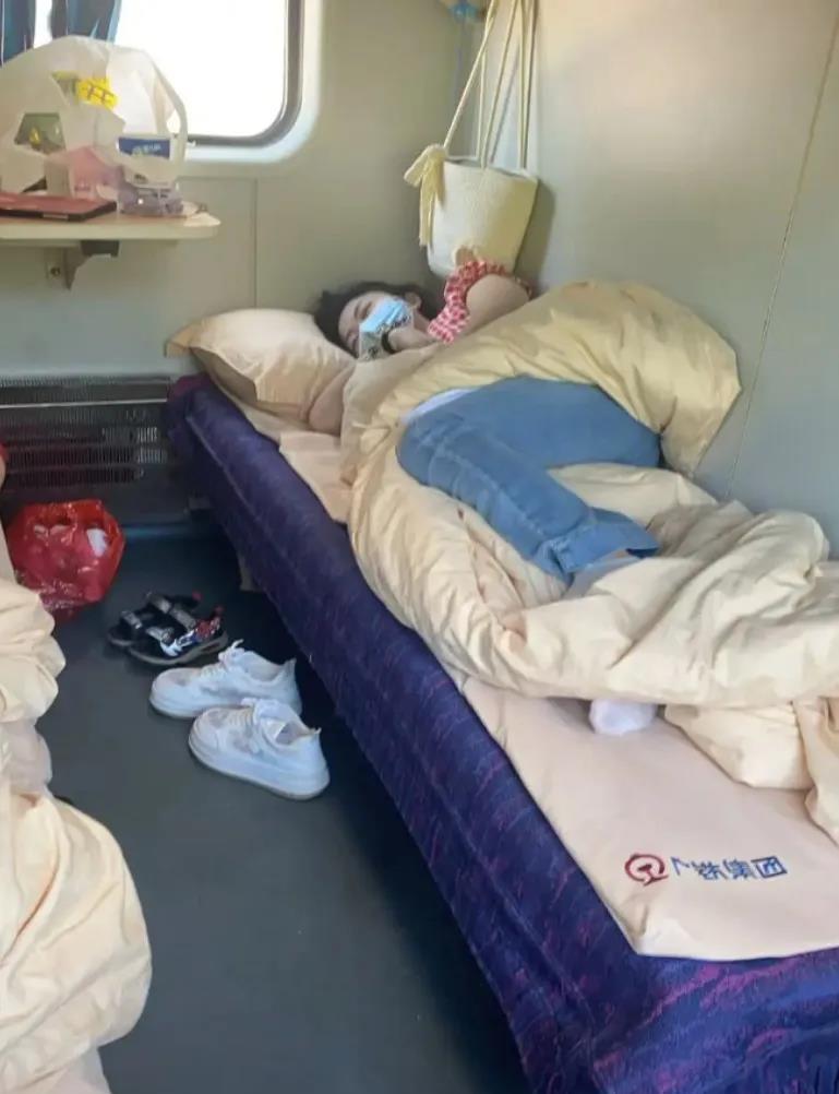 能不能换车厢，美女把我的下铺占了，怎么叫醒她？