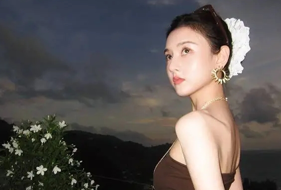 宋祖儿解锁美拉德风穿搭，锁骨线条精致吸睛身材超绝。