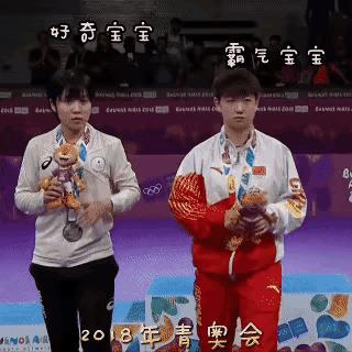 这张照片笑翻众人！
2018年青奥会女单颁奖典礼的神图，直接给我笑岔气！
莎莎站