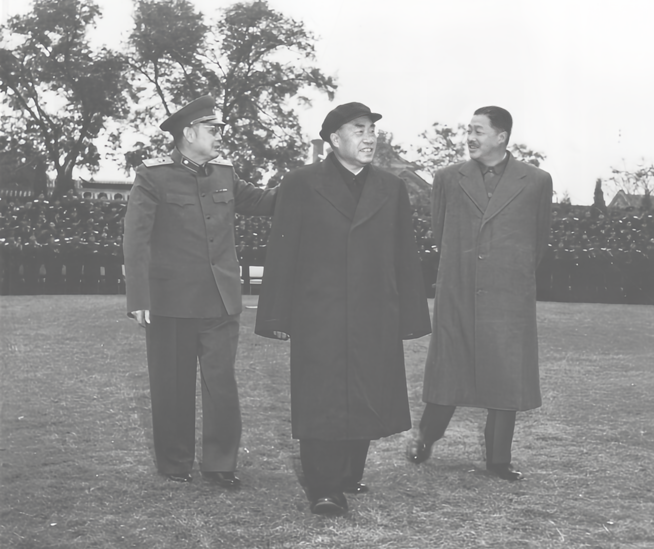 三位元帅罕见同框。1956年，朱德，贺龙，叶剑英在中南海怀仁堂接见空军积极分子代