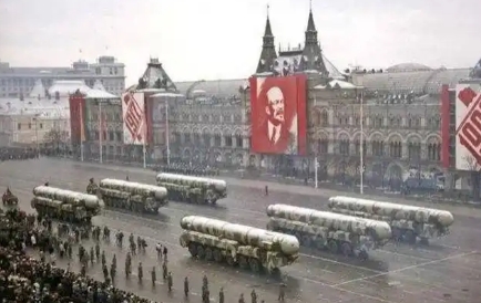 苏联为什么斗不赢美国？说白了从斯大林开始，苏联就渐渐面临翻车了。
就这么说吧，苏