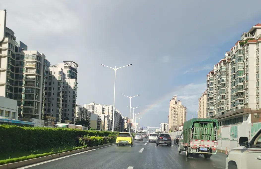 这段时间雨水多，几乎天天都下雨，按道理下雨应该会凉快些的，但是感觉却很闷热。
可