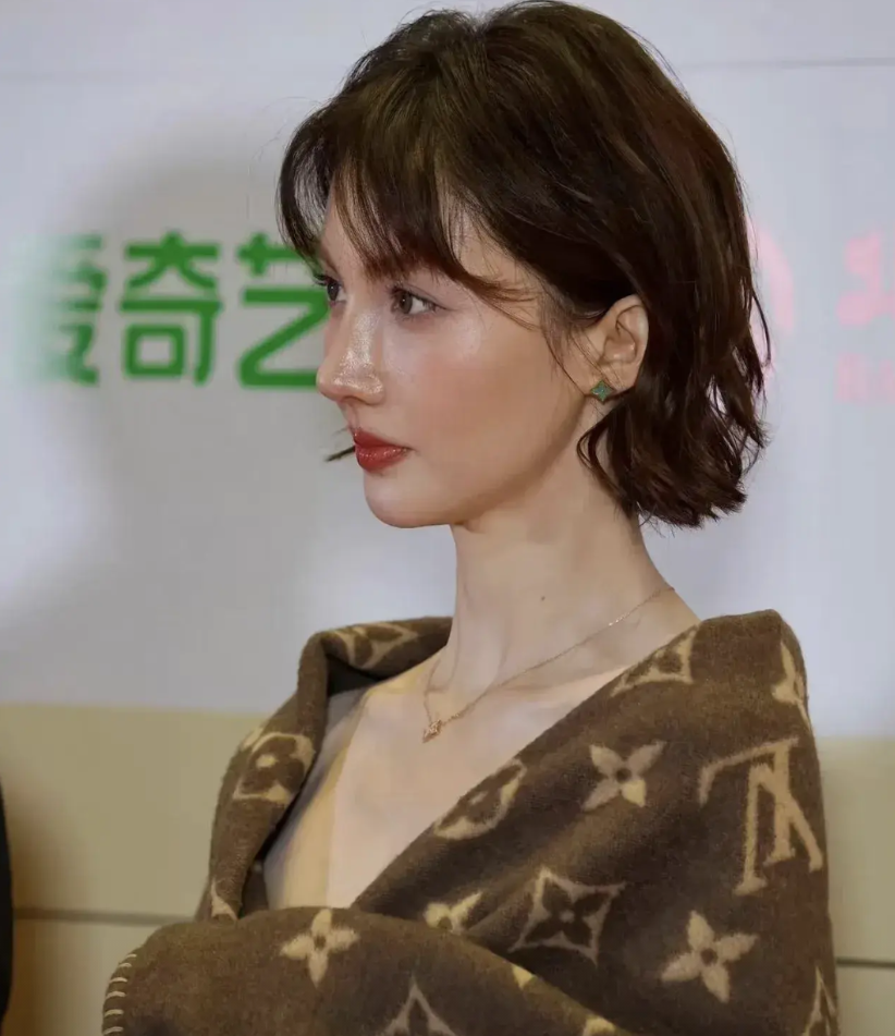 金晨鼻子坏了被剧组退货？

金晨这阵子还是挺没存在感的，这不她和杨洋主演的《凡人