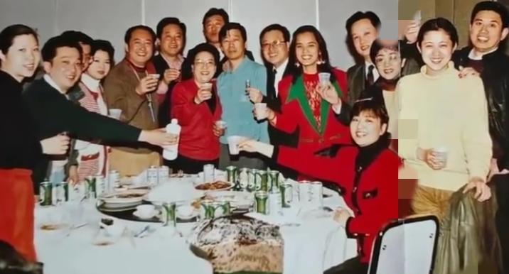 90年代，张暴默、郁钧剑、唯韦、倪萍、殷秀梅等文艺界名家们欢聚一堂，谈笑风生