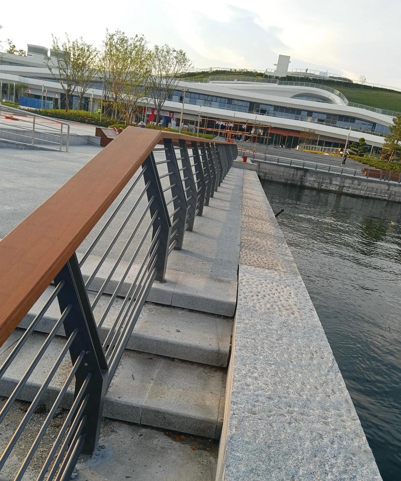看来威海老港“威至海港湾”连接幸福公园的台阶已经建好了，坐等外面的围挡拆掉，那样
