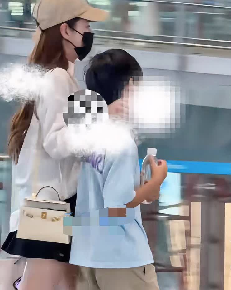 肢体语言是不会骗人的，
马筱梅真的把小霖霖当亲儿子来看待，
送两个孩子回台湾
