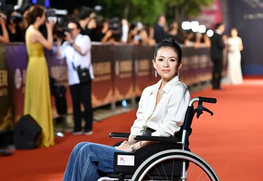 🤣家人们谁懂啊！章子怡华表奖红毯“扑街”后，竟坐着轮椅闪亮登场！这“跌宕起伏”