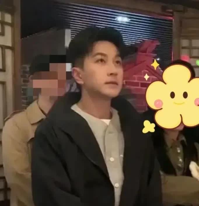 路人视角下的刘恺威
他这状态也太让人惊艳了，已经51岁了，就这身材，就这优越的