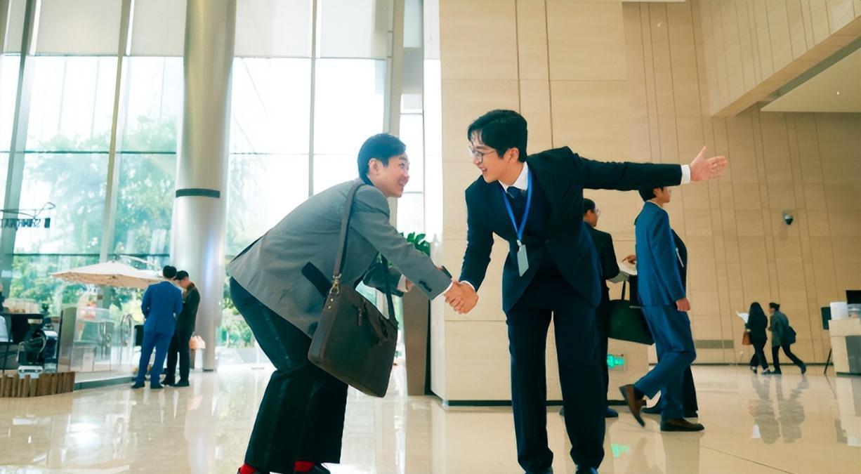 把工作当兴趣很无奈，把兴趣当工作很带劲。
刚毕业那会儿有个朋友是做导游的，经常蹭