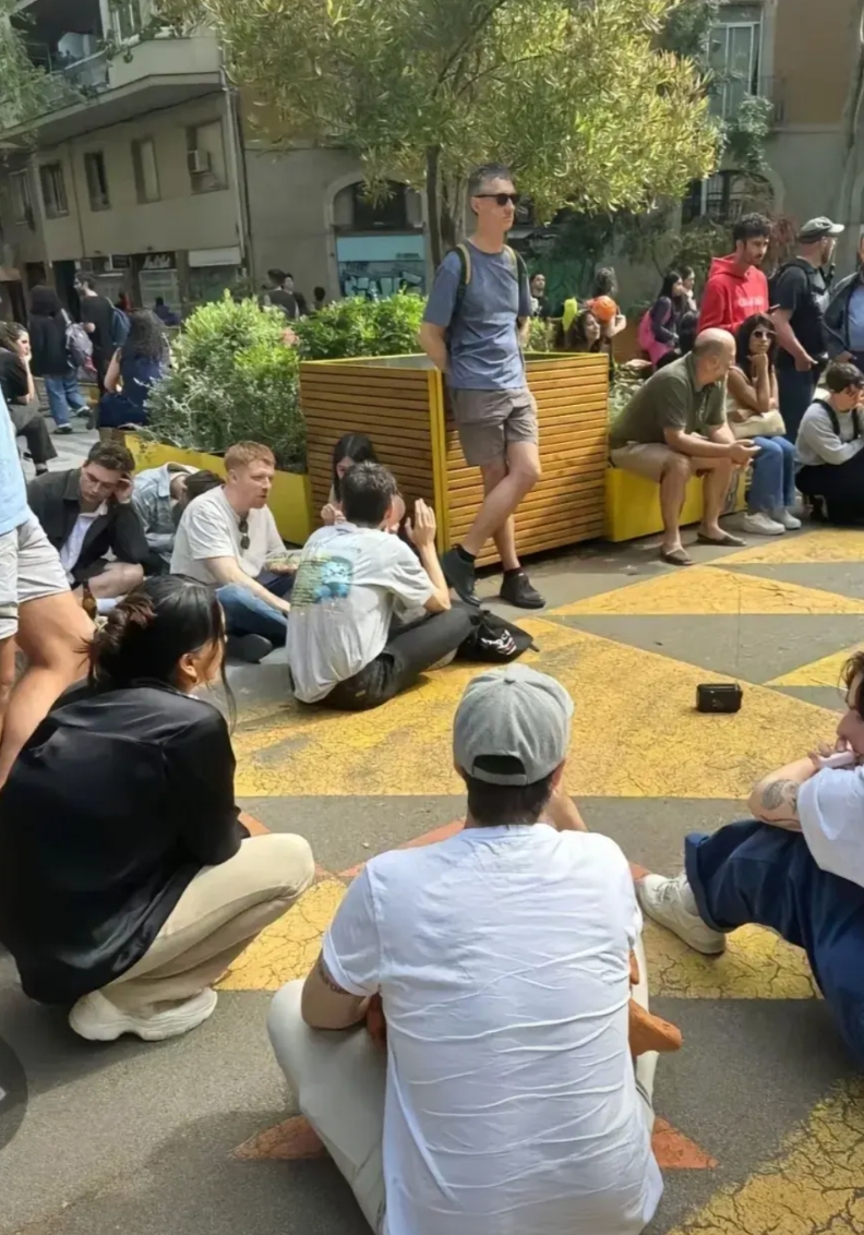 西班牙全国几乎大停电，据说只有三个地方没有受到影响，西班牙民众陷入了无电用的“原