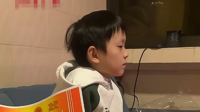 小学生坐在奖状堆里看电视，爸爸欲言又止，网友：家长真没眼力见
