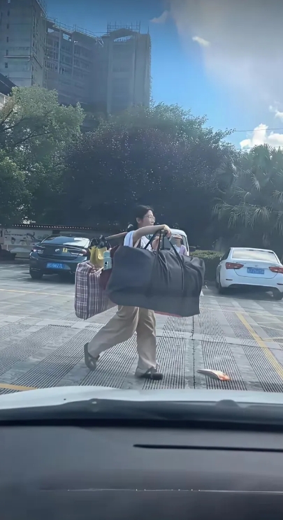 高考落幕，同样青春正好的两人却有着天壤之别。男孩被鲜花红包簇拥，妈妈贴心帮忙拿行