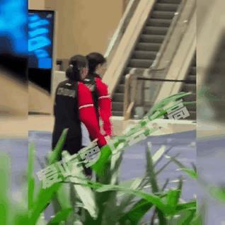 莎莎慢悠悠的带着小师妹去参加晚宴了，门口有签名的，莎莎没签就进去了！
由于上午澳