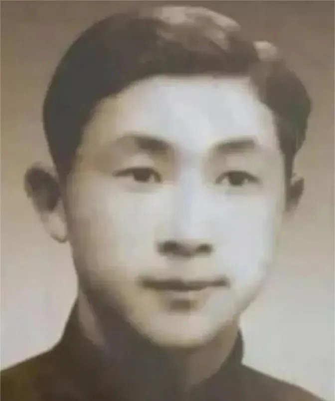 1947年，一名地下党因叛徒出卖被捕，为传递情报3次利用上厕所机会悄悄对叛徒说：