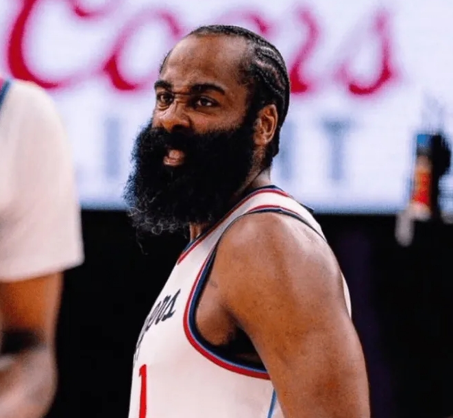  今日常规赛，快船对阵勇士。
据报道，詹姆斯-哈登因右肩酸痛，不会出战今天与勇士