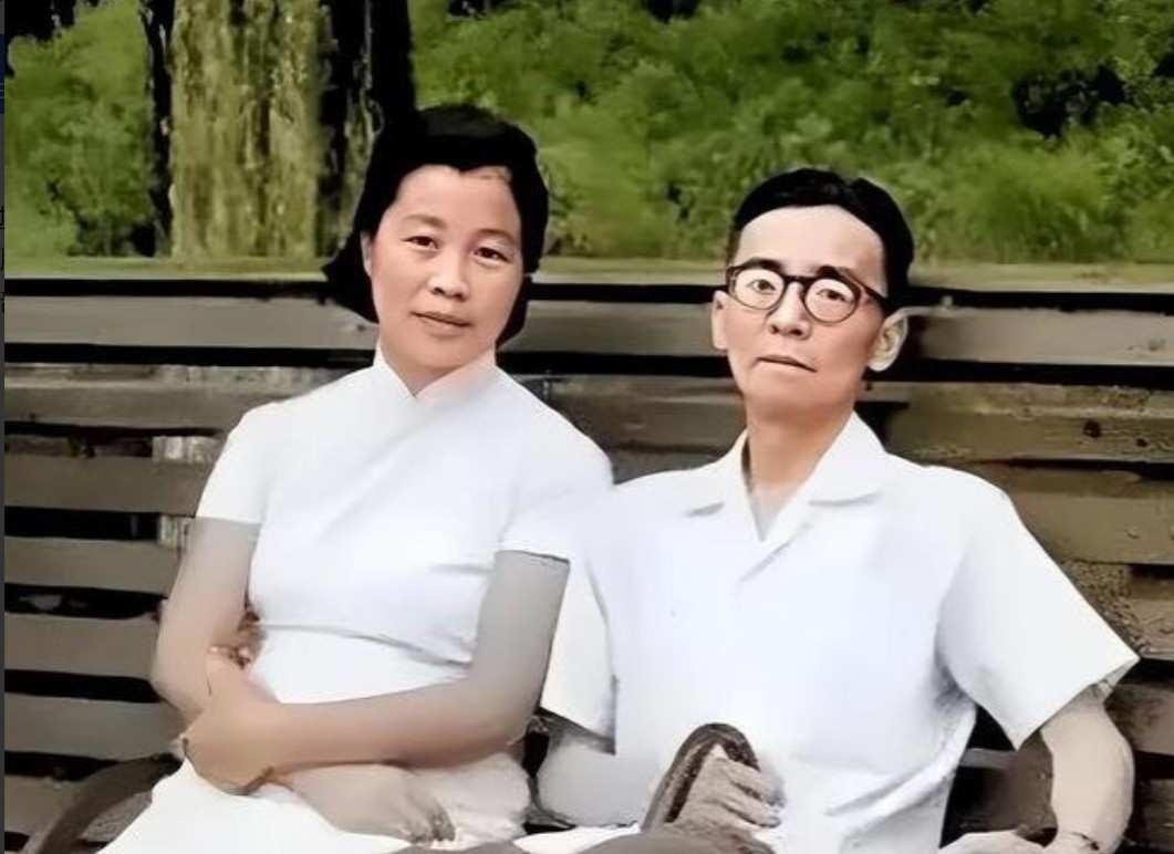 1962年，林徽因去世7年后，61岁梁思成娶34岁林洙为妻。一天，梁思成早会迟到