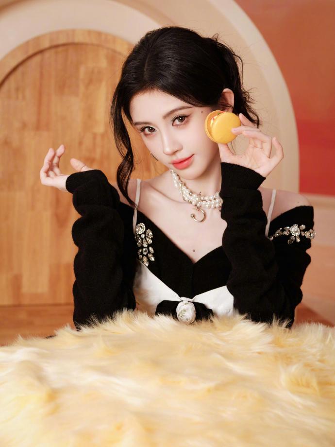 鞠婧祎 x SIINSIIN

鞠婧祎SIINSIIN直播造型，一身黑白露肩上衣