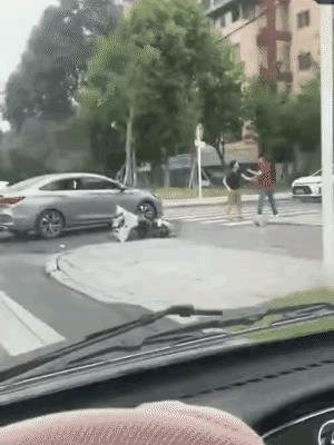 红衣男真是练家子，一捶耳根钛打晕，在补几脚出气，然后潇洒离去