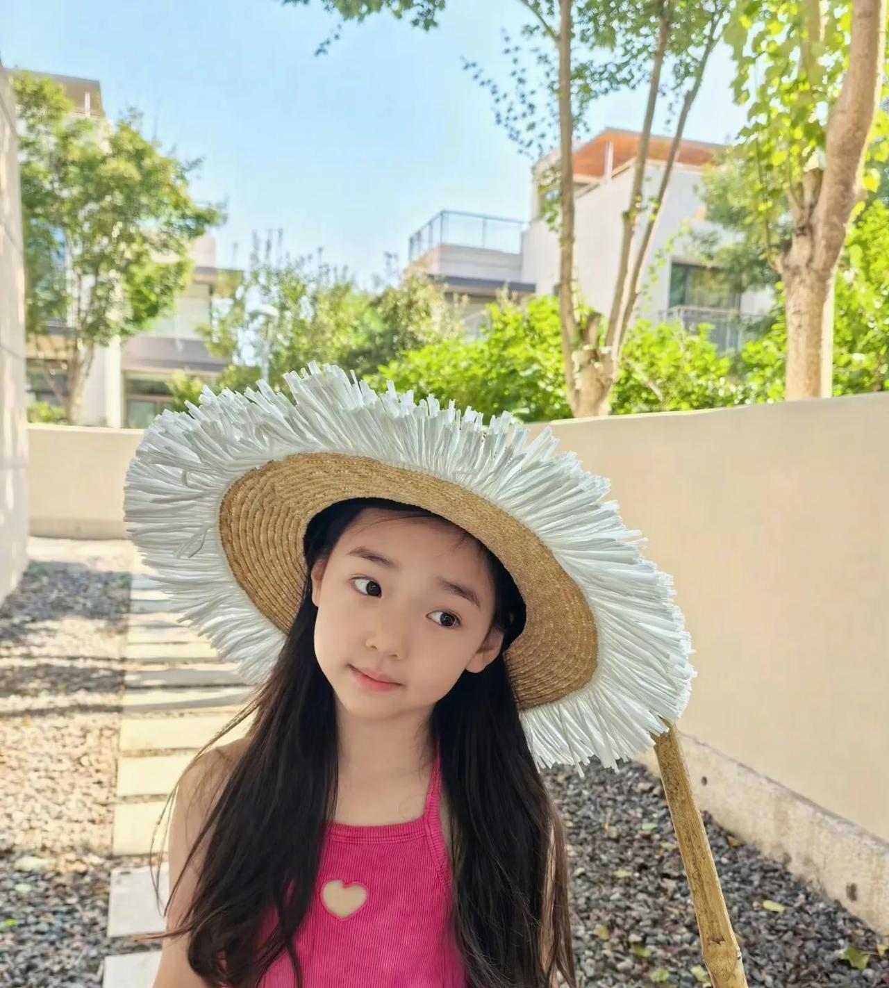 原本以为
董璇的女儿小酒窝就是长得好看
继承了爸妈的高颜值，直到我看到她跳舞的视