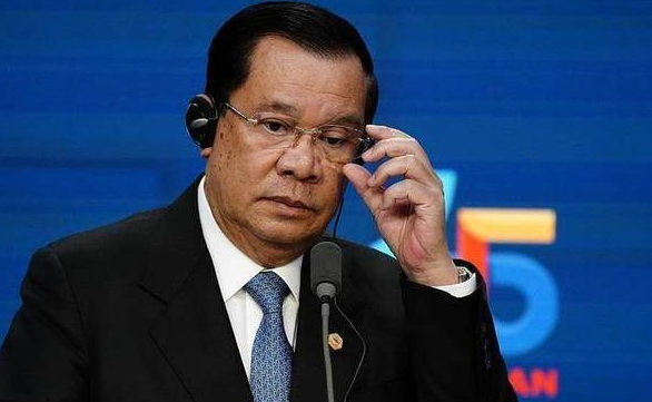 边境炮火再燃！洪森怒斥泰国炮袭，谁该为硝烟下的菜市谢幕买单？