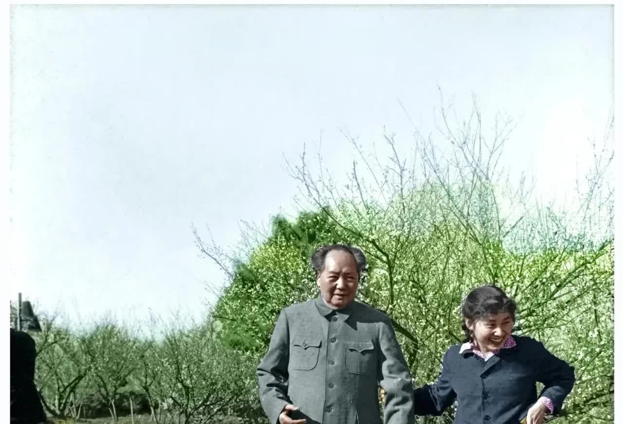 这张照片还真的稀有，没见过，主席神采奕奕，健步走在田间，感觉满满的接地气，主席是