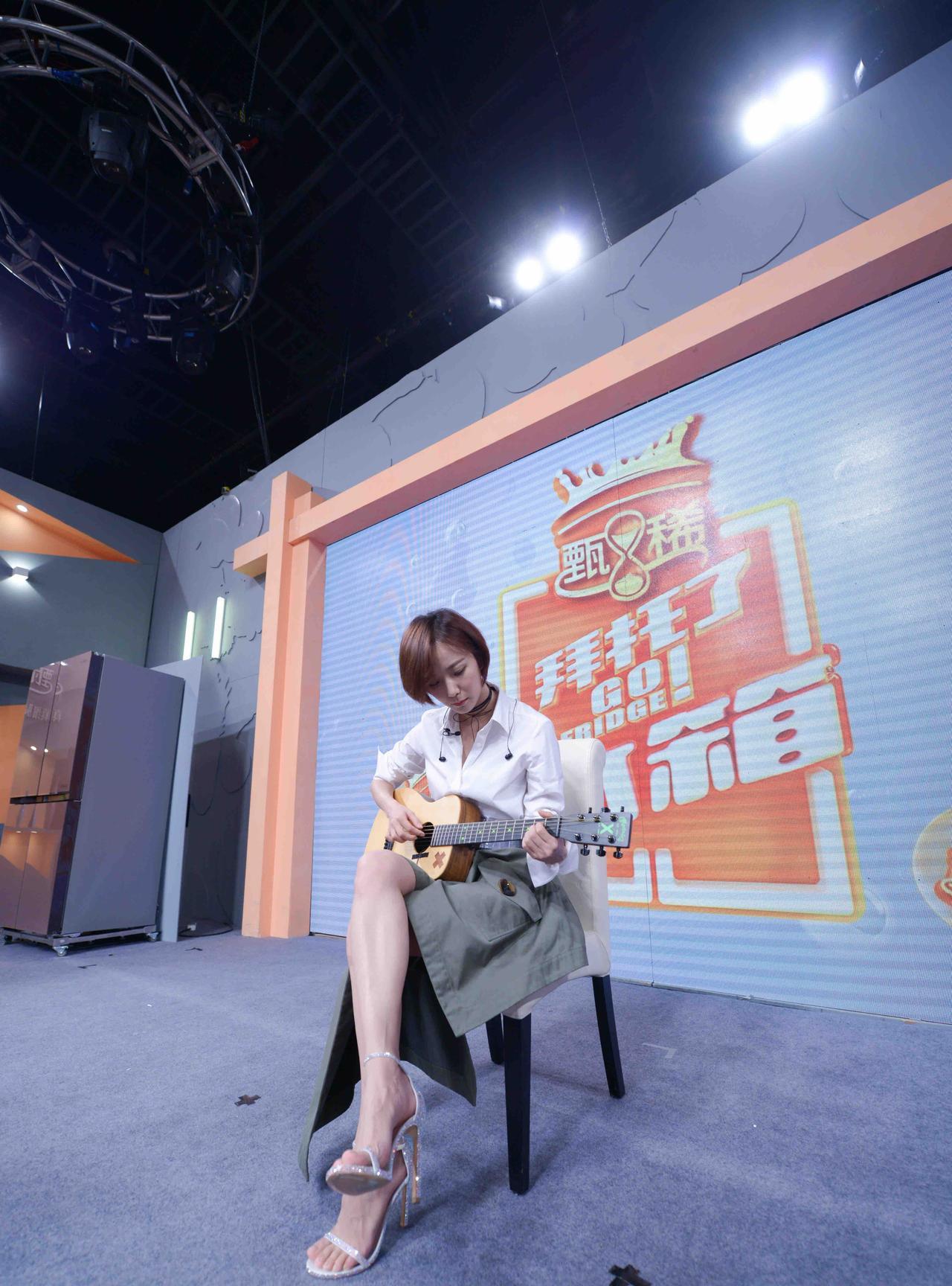 王珞丹
弹奏尤克里里的女孩。