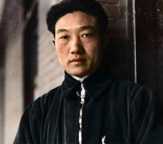 1937年，徐悲鸿在香港时，遇到一个德国人售卖四箱古画，当徐悲鸿看到第三箱时，突