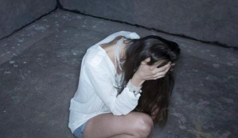 重庆，49岁醉酒男子和41岁失 足 女在出租屋交 易时，男子突然索吻，遭到女子拒