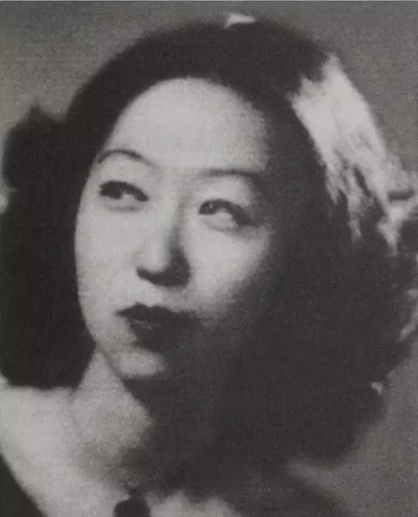 1956年，吃下堕胎药的张爱玲，在床上疼的直打滚。突然，孩子掉下来，她长舒一口气