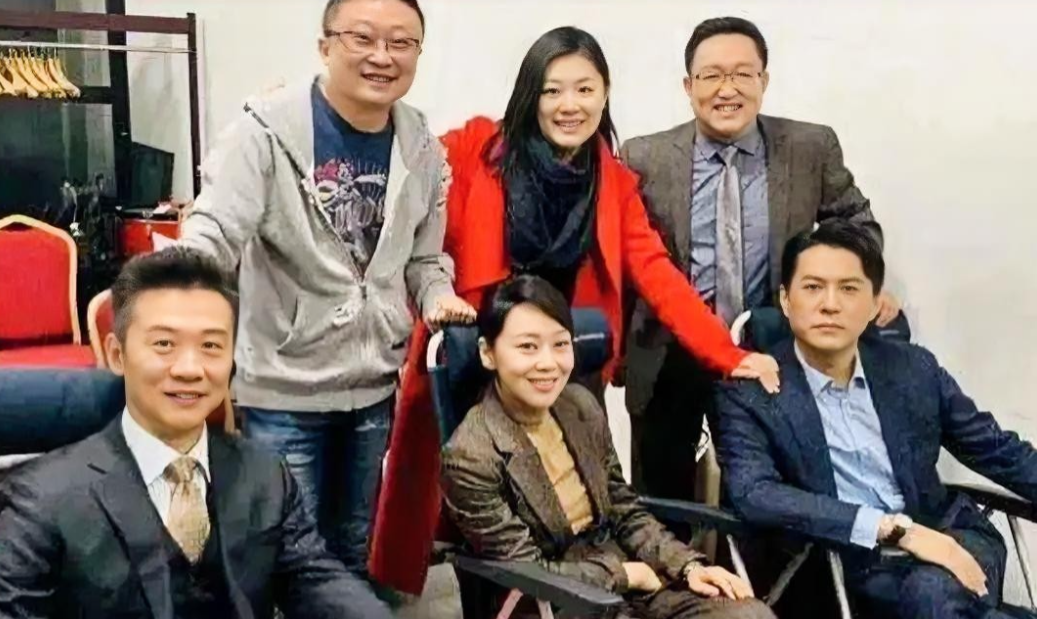 前排就认得出大帅哥靳东，后排右边的是西装革履笑意粲然的句号，而中间穿红色休闲外套