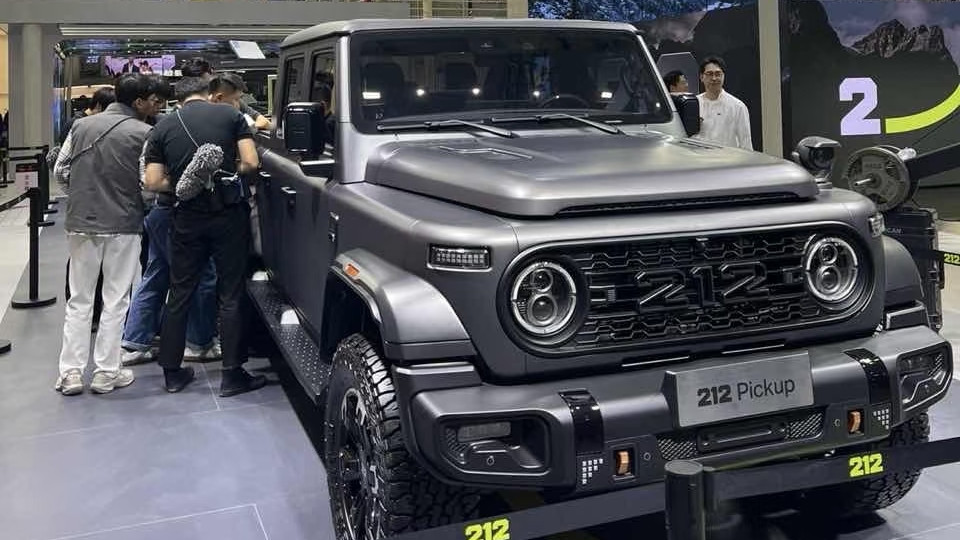 摸到212 T01皮卡时，我想起爷爷的老越野车