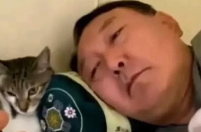 韩执政党议员批尹锡悦连黑帮份子都不如！
尹锡悦不顾及自己前总统身份，只穿内衣躺地