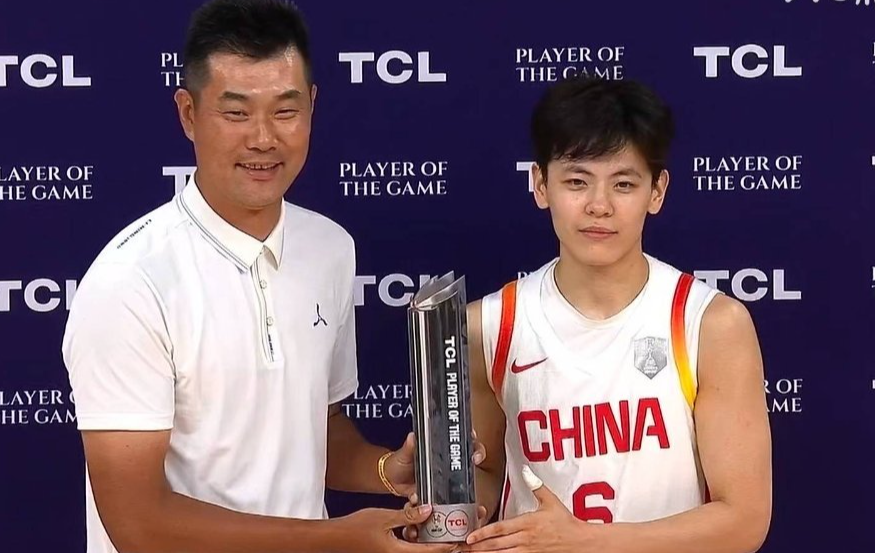 杨舒予本场MVP！广东队名宿王仕鹏给小杨颁奖啦，又帅又能打，这样的小羊怎能让人不