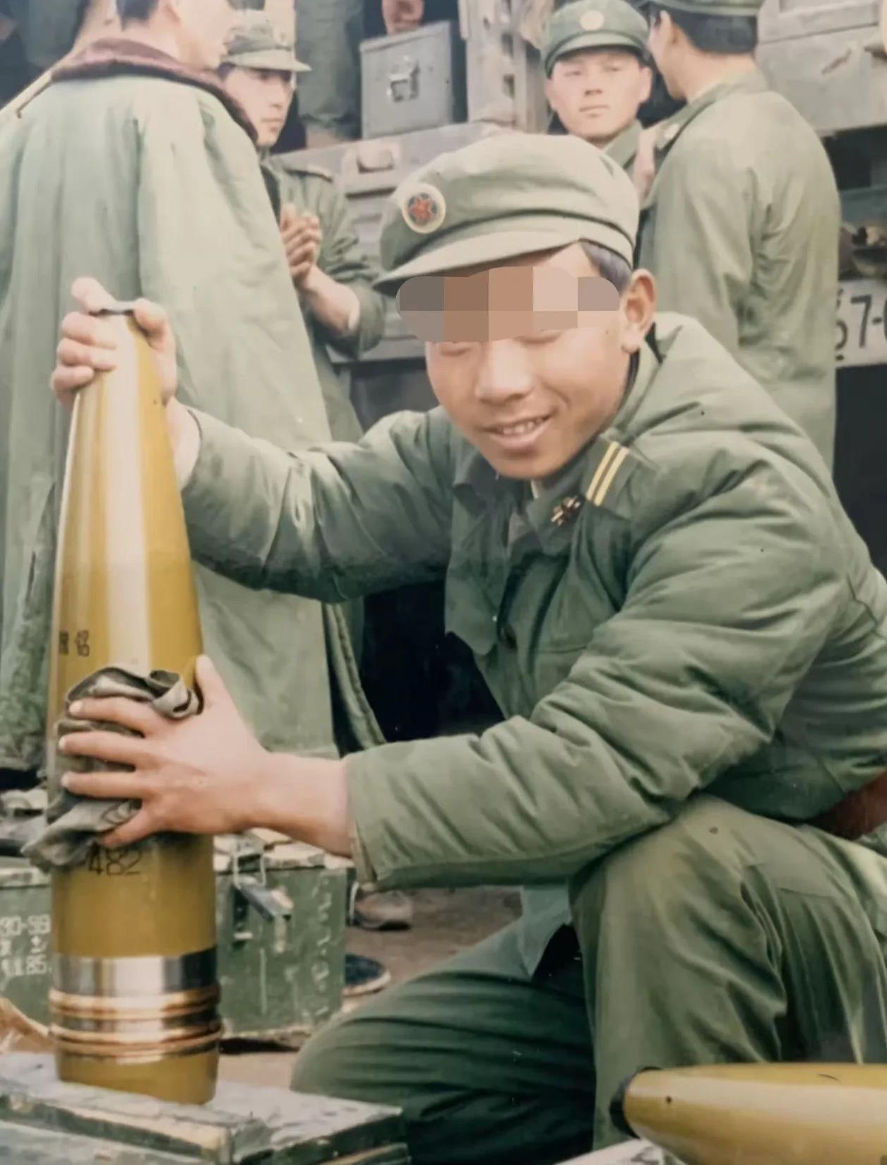 夏练三伏冬练三九，照片上是八九十年代的解放军炮兵训练期间，一名老兵正在干着射击前