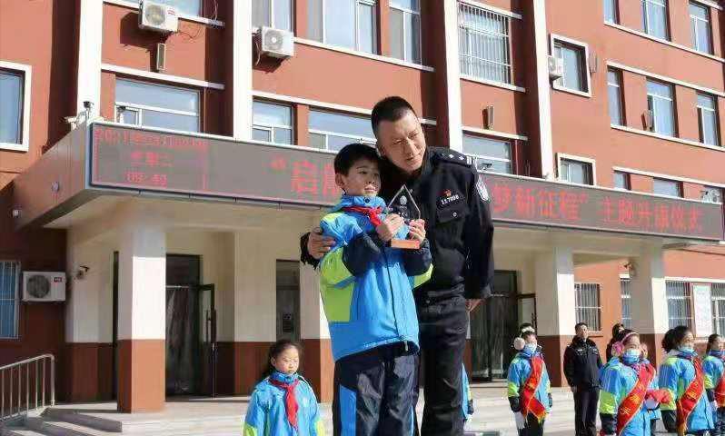 “两万可能是我的钱，但剩下的现金不是我的钱，我也不知道这钱是谁的，这包是我的。”