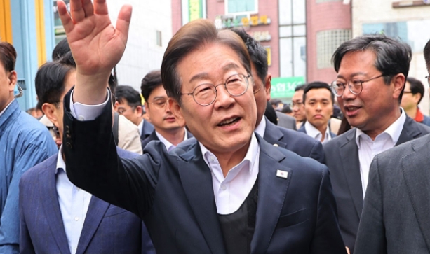 李在明到访杨平剑指尹锡悦夫妇‥