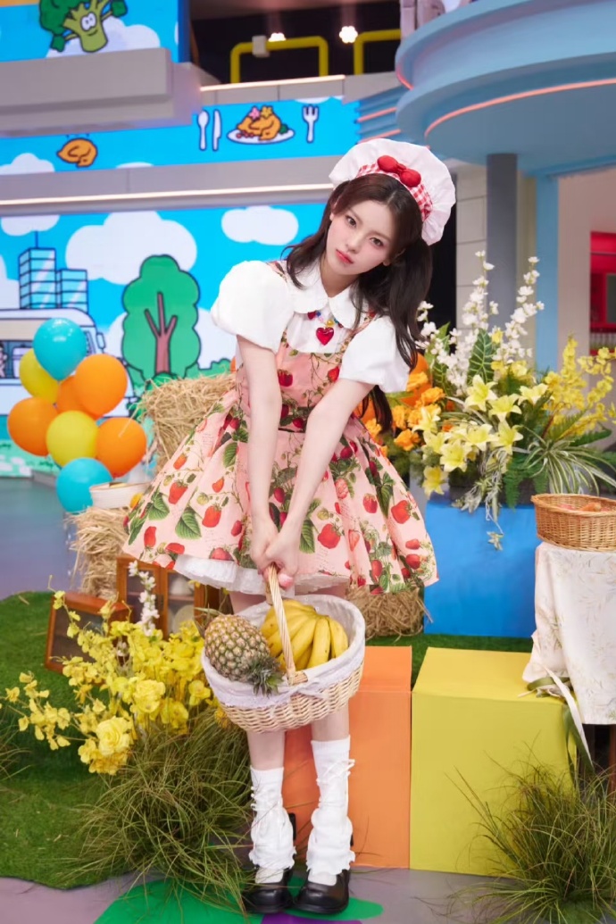 杨超越 往那一站跟个小手办一样