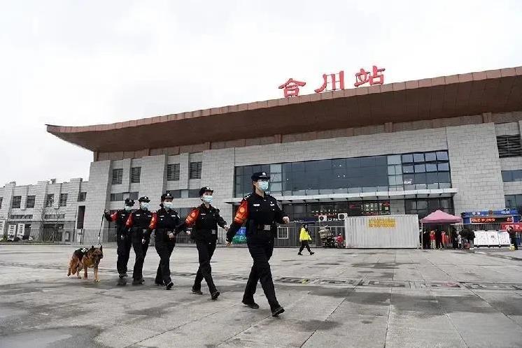 下午3点40分左右，有人在车厢里售卖座位，从合川1到重庆北站，一个座位十元。没有